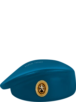 Голубой берет с овальной кокардой